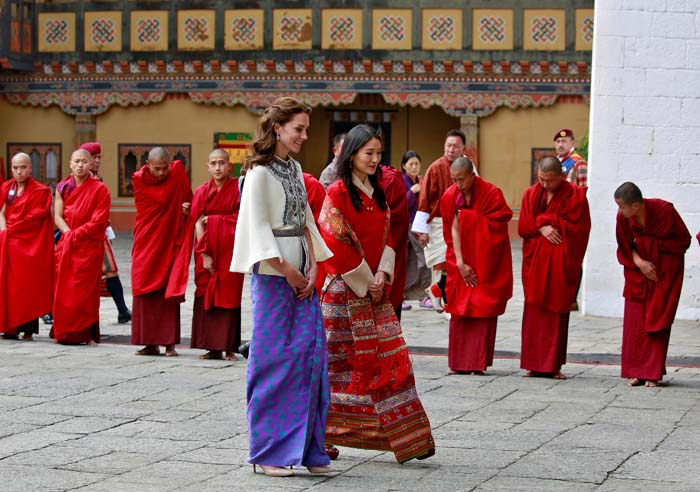 PRENS VE DÜŞES TASHICHHO DZONG TAPINAĞINI GEZDİ