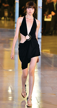 SAINT LAURENT’IN YENİ KREATİF DİREKTÖRÜ ANTHONY VACCARELLO CESUR TASARIMLARIYLA TANINIYOR