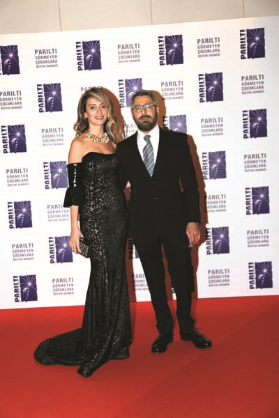 PARILTI GÖRMEYEN ÇOCUKLAR İÇİN ÜNLÜ İSİMLERDEN GÖNÜLLÜLER KOROSU