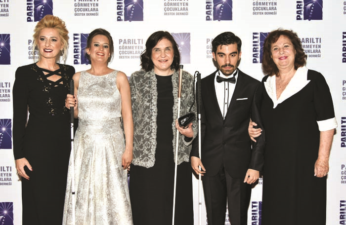 PARILTI GÖRMEYEN ÇOCUKLAR İÇİN ÜNLÜ İSİMLERDEN GÖNÜLLÜLER KOROSU