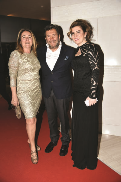 PARILTI GÖRMEYEN ÇOCUKLAR İÇİN ÜNLÜ İSİMLERDEN GÖNÜLLÜLER KOROSU