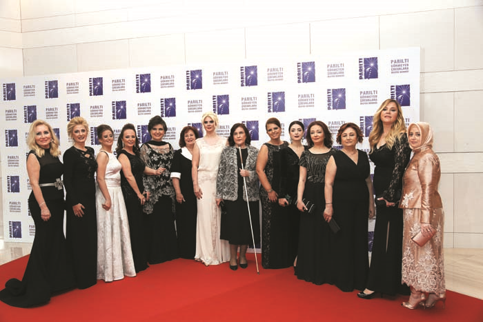 PARILTI GÖRMEYEN ÇOCUKLAR İÇİN ÜNLÜ İSİMLERDEN GÖNÜLLÜLER KOROSU