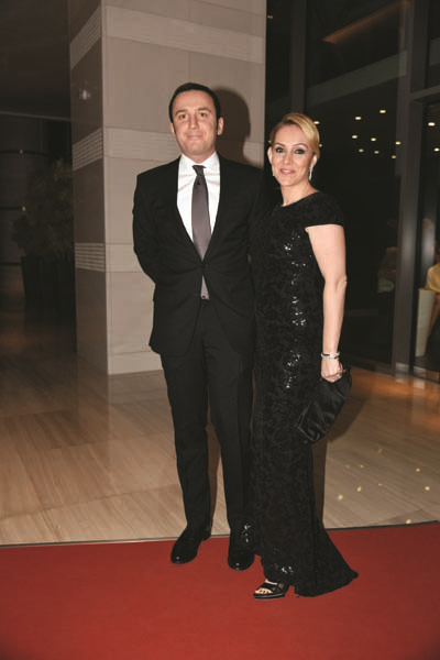 PARILTI GÖRMEYEN ÇOCUKLAR İÇİN ÜNLÜ İSİMLERDEN GÖNÜLLÜLER KOROSU