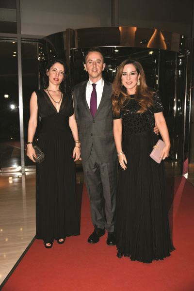 PARILTI GÖRMEYEN ÇOCUKLAR İÇİN ÜNLÜ İSİMLERDEN GÖNÜLLÜLER KOROSU