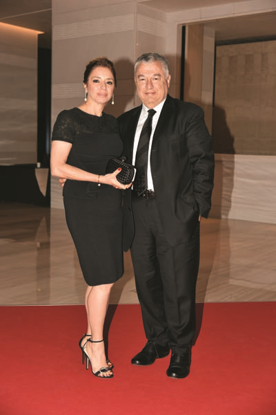 PARILTI GÖRMEYEN ÇOCUKLAR İÇİN ÜNLÜ İSİMLERDEN GÖNÜLLÜLER KOROSU