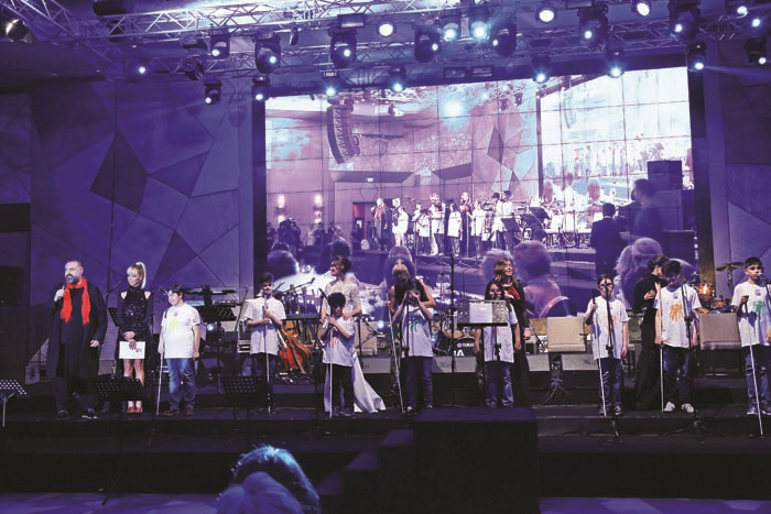 PARILTI GÖRMEYEN ÇOCUKLAR İÇİN ÜNLÜ İSİMLERDEN GÖNÜLLÜLER KOROSU