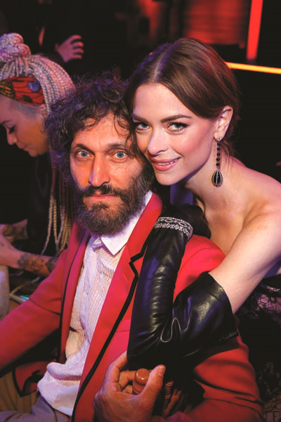 ÜNLÜLER DAVETTE BULUŞTU