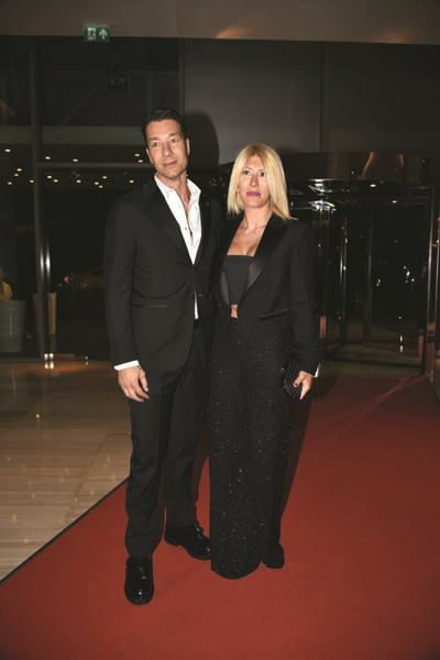 PARILTI GÖRMEYEN ÇOCUKLAR İÇİN ÜNLÜ İSİMLERDEN GÖNÜLLÜLER KOROSU