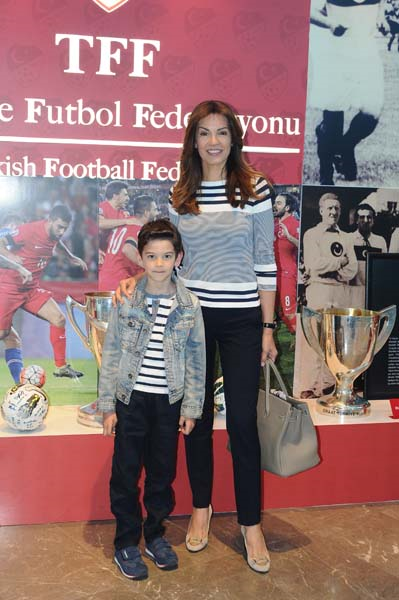 ÜNLÜ İSİMLER FUTBOL ETKİNLİĞİNDE BULUŞTU