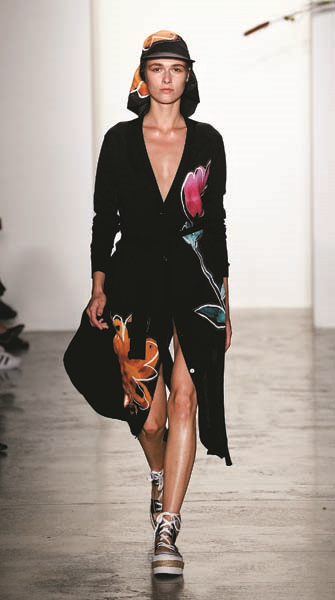 PARLAYAN TASARIMCI ADAM SELMAN DESENLERLE OYNAMAYI SEVİYOR