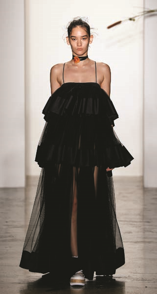 PARLAYAN TASARIMCI ADAM SELMAN DESENLERLE OYNAMAYI SEVİYOR