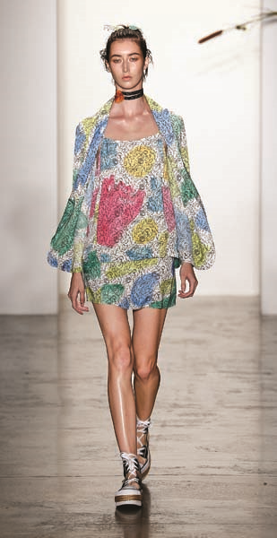 PARLAYAN TASARIMCI ADAM SELMAN DESENLERLE OYNAMAYI SEVİYOR