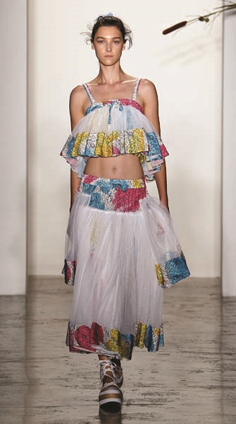 PARLAYAN TASARIMCI ADAM SELMAN DESENLERLE OYNAMAYI SEVİYOR