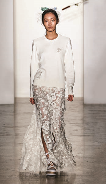 PARLAYAN TASARIMCI ADAM SELMAN DESENLERLE OYNAMAYI SEVİYOR