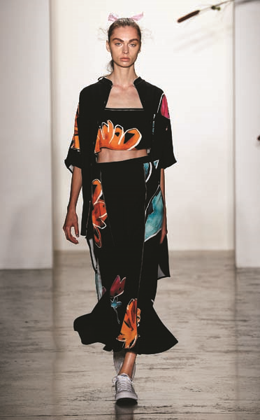 PARLAYAN TASARIMCI ADAM SELMAN DESENLERLE OYNAMAYI SEVİYOR