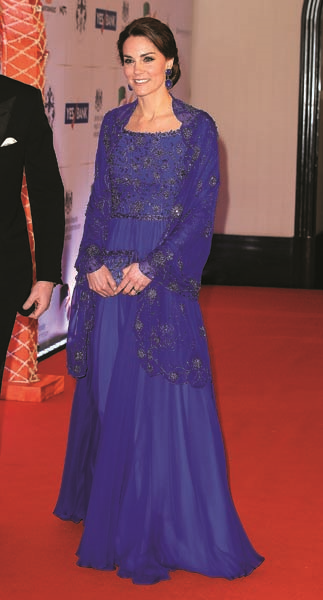 CAMBRIDGE DÜŞESİ KATE MIDDLETON KRALİYET GEZİSİNDE GÖZ KAMAŞTIRDI