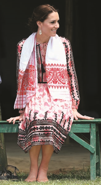 CAMBRIDGE DÜŞESİ KATE MIDDLETON KRALİYET GEZİSİNDE GÖZ KAMAŞTIRDI