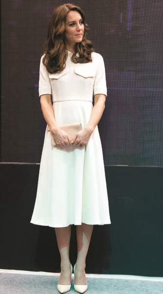 CAMBRIDGE DÜŞESİ KATE MIDDLETON KRALİYET GEZİSİNDE GÖZ KAMAŞTIRDI