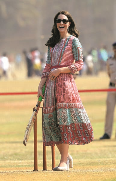 CAMBRIDGE DÜŞESİ KATE MIDDLETON KRALİYET GEZİSİNDE GÖZ KAMAŞTIRDI