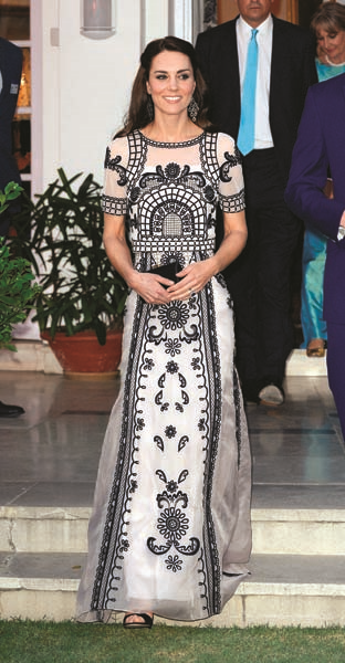 CAMBRIDGE DÜŞESİ KATE MIDDLETON KRALİYET GEZİSİNDE GÖZ KAMAŞTIRDI