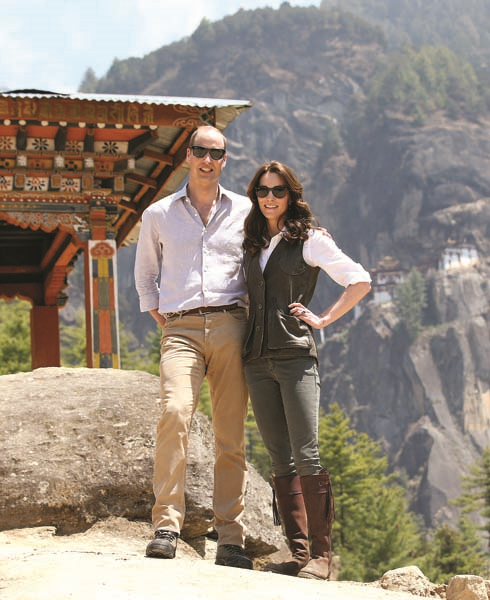 CAMBRIDGE DÜŞESİ KATE MIDDLETON KRALİYET GEZİSİNDE GÖZ KAMAŞTIRDI