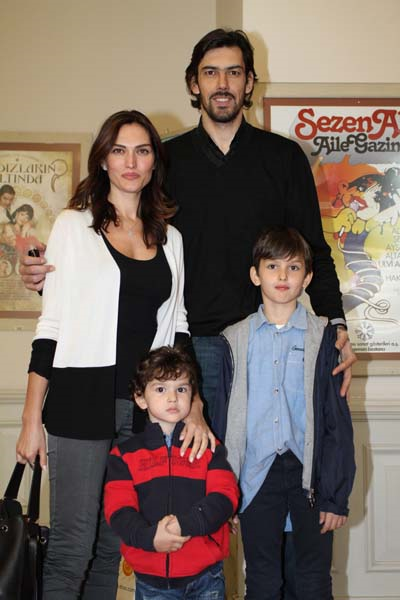 MOZART’IN SİHİRLİ DÜNYASI GÖSTERİSİNİ ÜNLÜLER ÇOCUKLARIYLA İZLEDİ