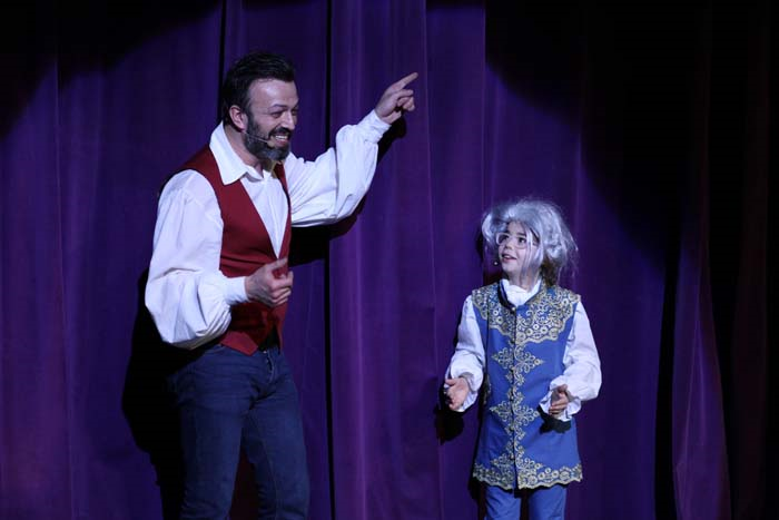 MOZART’IN SİHİRLİ DÜNYASI GÖSTERİSİNİ ÜNLÜLER ÇOCUKLARIYLA İZLEDİ