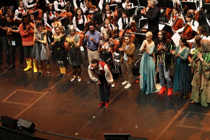 MOZART’IN SİHİRLİ DÜNYASI GÖSTERİSİNİ ÜNLÜLER ÇOCUKLARIYLA İZLEDİ