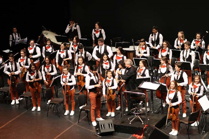 MOZART’IN SİHİRLİ DÜNYASI GÖSTERİSİNİ ÜNLÜLER ÇOCUKLARIYLA İZLEDİ