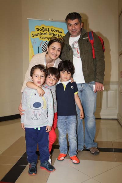 MOZART’IN SİHİRLİ DÜNYASI GÖSTERİSİNİ ÜNLÜLER ÇOCUKLARIYLA İZLEDİ