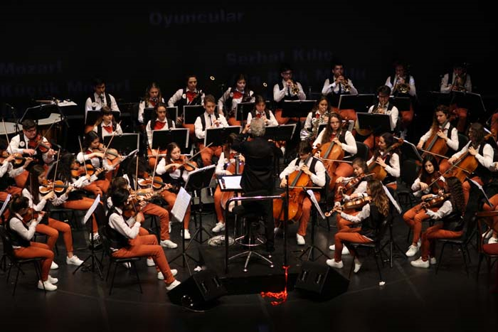 MOZART’IN SİHİRLİ DÜNYASI GÖSTERİSİNİ ÜNLÜLER ÇOCUKLARIYLA İZLEDİ