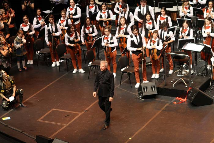 MOZART’IN SİHİRLİ DÜNYASI GÖSTERİSİNİ ÜNLÜLER ÇOCUKLARIYLA İZLEDİ