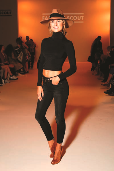 TELEVİZYON YILDIZI KIMBERLEY GARNER ÇARPICI RENKTE GİYSİLERİ ÇOK SEVİYOR