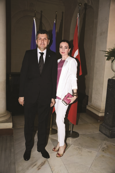 FRANSIZ SARAYI’NDA ÇOCUK EĞİTİM DERNEĞİ YARARINA 6 YAZ DEFİLESİ