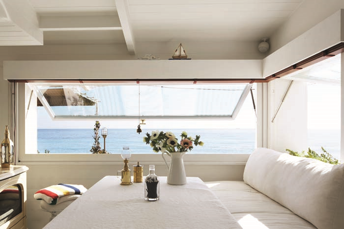 İTALYAN RİVİERA’SINDA UFKA UZANAN BİR EV