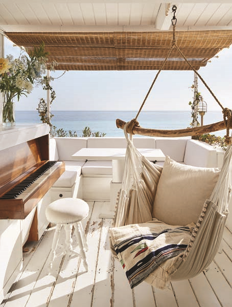 İTALYAN RİVİERA’SINDA UFKA UZANAN BİR EV