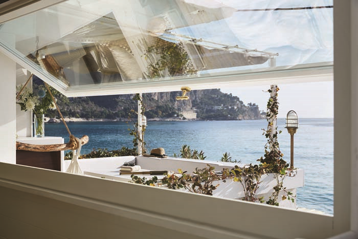 İTALYAN RİVİERA’SINDA UFKA UZANAN BİR EV