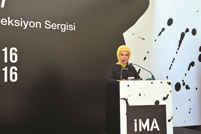 İSTANBUL MODA AKADEMİSİ  VE DICE KAYEK İŞBİRLİĞİ İLE “İZLER” SERGİSİ AÇILDI