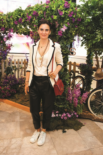 KELEBEKTEN ESİNLENEN DEĞİŞİMİ SİMGELEYEN TAKI KOLEKSİYONU