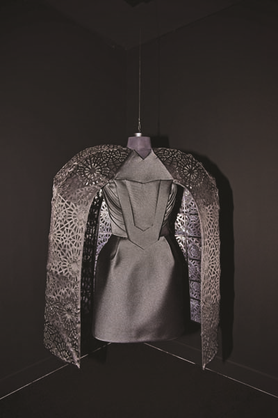 İSTANBUL MODA AKADEMİSİ  VE DICE KAYEK İŞBİRLİĞİ İLE “İZLER” SERGİSİ AÇILDI