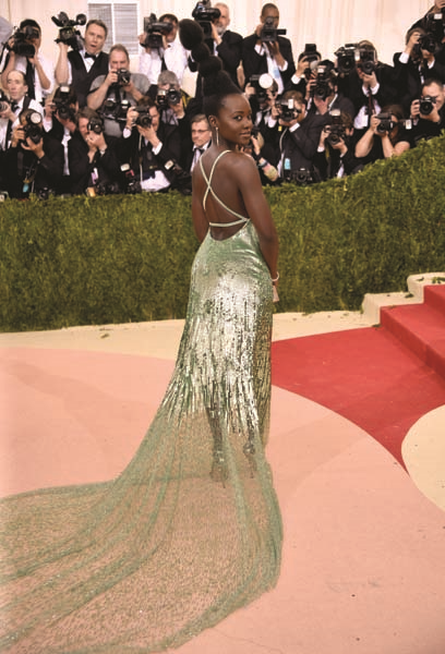 METROPOLİTAN MÜZESİ’NDE YILDIZLAR GEÇİDİ