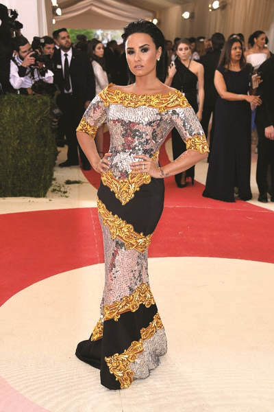 METROPOLİTAN MÜZESİ’NDE YILDIZLAR GEÇİDİ