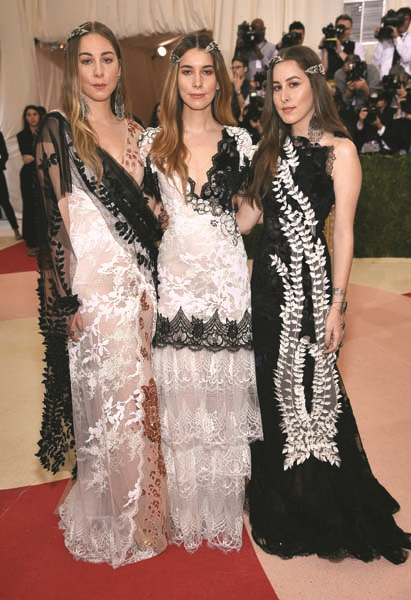 METROPOLİTAN MÜZESİ’NDE YILDIZLAR GEÇİDİ