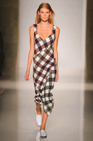 YAZIN YÜKSELEN YILDIZI:  DÜZ TERLİKLER