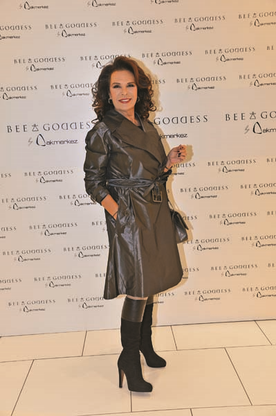 ONA SEVGİNİN IŞIĞINI ARMAĞAN EDİN