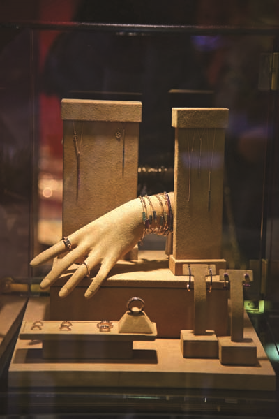 ONA SEVGİNİN IŞIĞINI ARMAĞAN EDİN