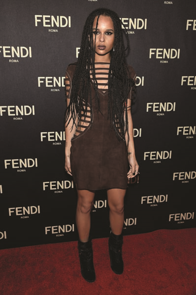 ÇOK YÖNLÜ YILDIZ ZOE KRAVITZ FARKLI TARZIYLA  DİKKAT ÇEKİYOR