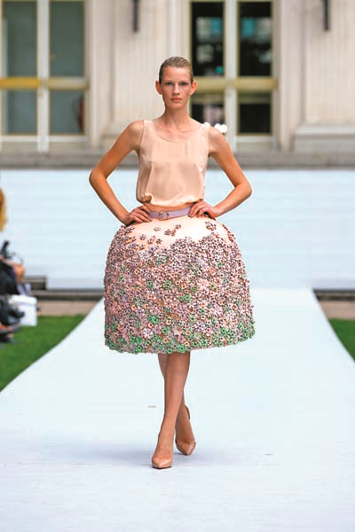 AVUSTURYALI TASARIMCI MARINA HOERMANSEDER KOLEKSİYONLARINDA BAŞROLÜ DERİYE VERİYOR