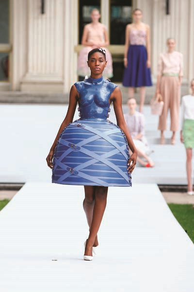 AVUSTURYALI TASARIMCI MARINA HOERMANSEDER KOLEKSİYONLARINDA BAŞROLÜ DERİYE VERİYOR