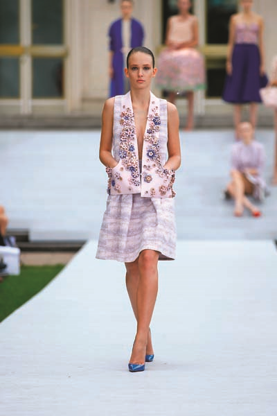 AVUSTURYALI TASARIMCI MARINA HOERMANSEDER KOLEKSİYONLARINDA BAŞROLÜ DERİYE VERİYOR